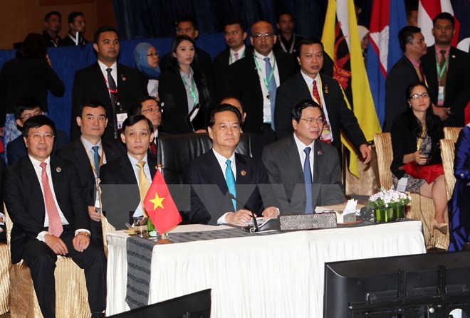 PM Nguyen Tan Dung attends the Plenary of the 27th ASEAN Summit - ảnh 1